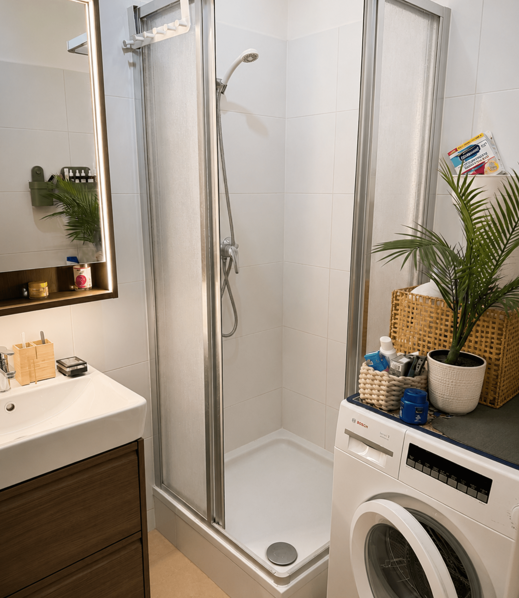 Modernes Badezimmer mit Dusche und Waschmaschine von D. Dobric IGT in Wien